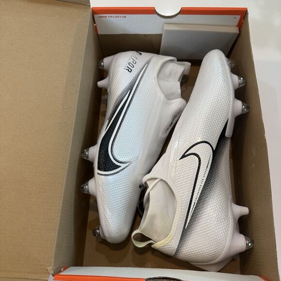 Athletic_Shoes
